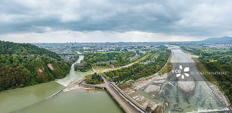航拍都江堰水利工程全景风光图片素材