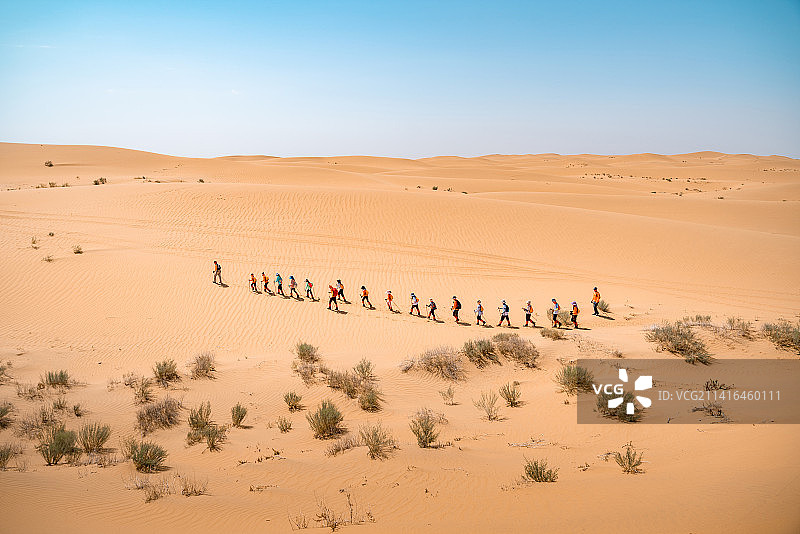 腾格里沙漠徒步旅行的队伍图片素材