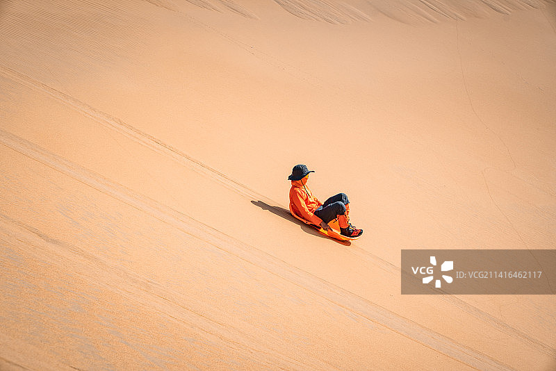 腾格里沙漠的休闲活动滑沙图片素材