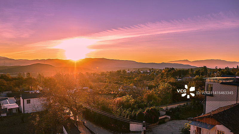 旭日下的鹤庆西邑风光图片素材