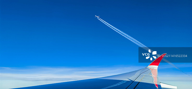万米高空擦着机翼尖儿呼啸而过的航班图片素材