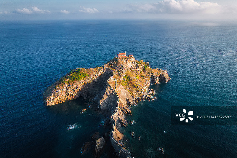 西班牙巴斯克州圣胡安加兹特鲁加特岛日出航拍图片素材