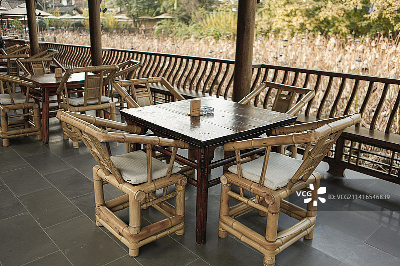 椅子，中式竹椅，竹编椅，喝茶，茶馆，休息，桌子，休闲，亭子，桌位，桌椅，古老，传统，古朴，中式，中国图片素材