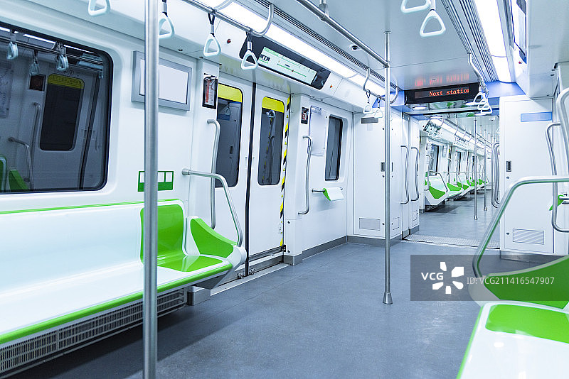 明亮的地铁车辆内部空间图片素材