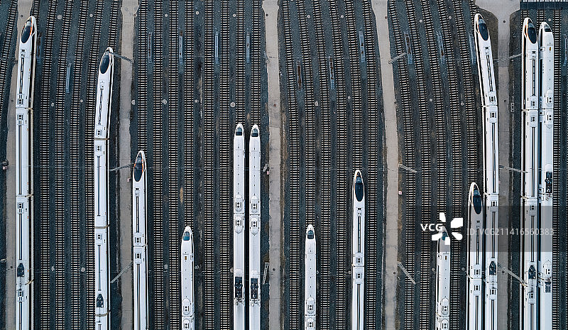 多辆停在铁路轨道上的高铁航拍图片素材