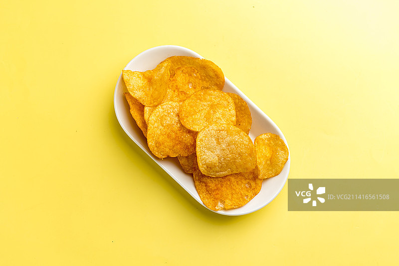 一盘炸薯片摆放在桌面上特写图片素材
