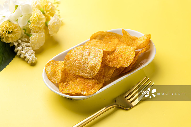 一盘炸薯片摆放在桌面上特写图片素材