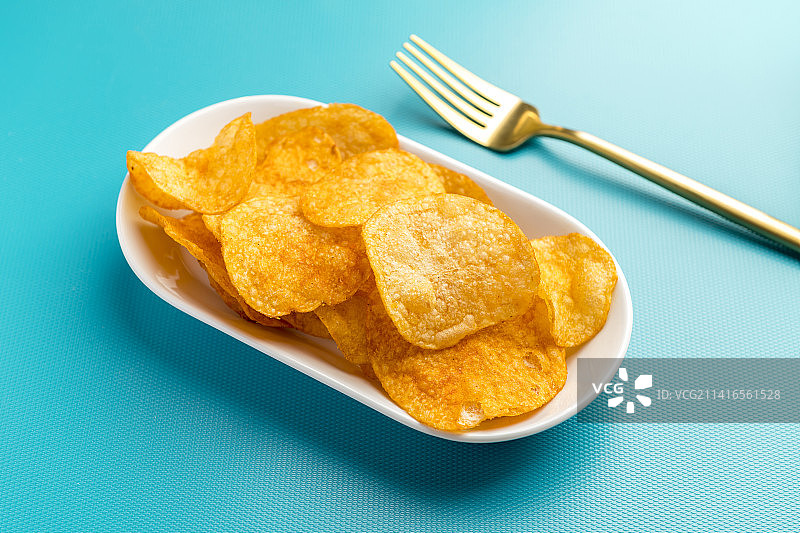 一盘炸薯片摆放在桌面上特写图片素材