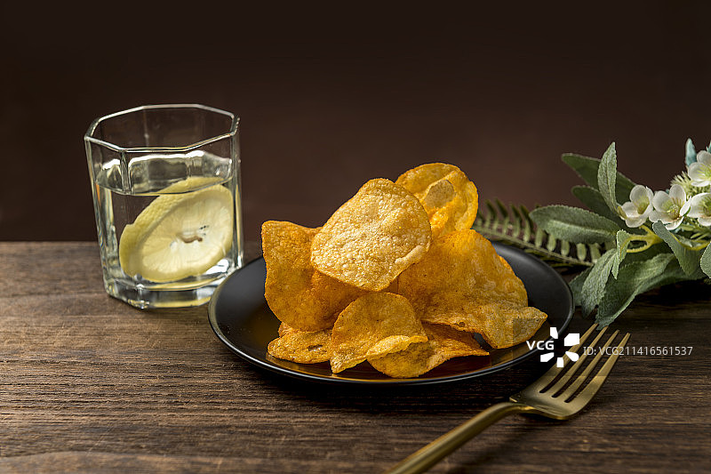 一盘炸薯片摆放在桌面上特写图片素材