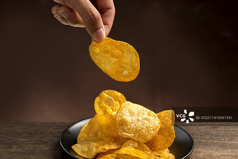 一盘炸薯片摆放在桌面上特写图片素材