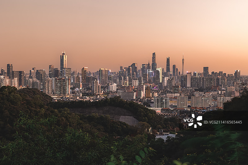 黄昏时分，白云山遥看广州市中心的壮观景色图片素材