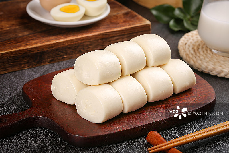 深底上的奶香小馒头图片素材