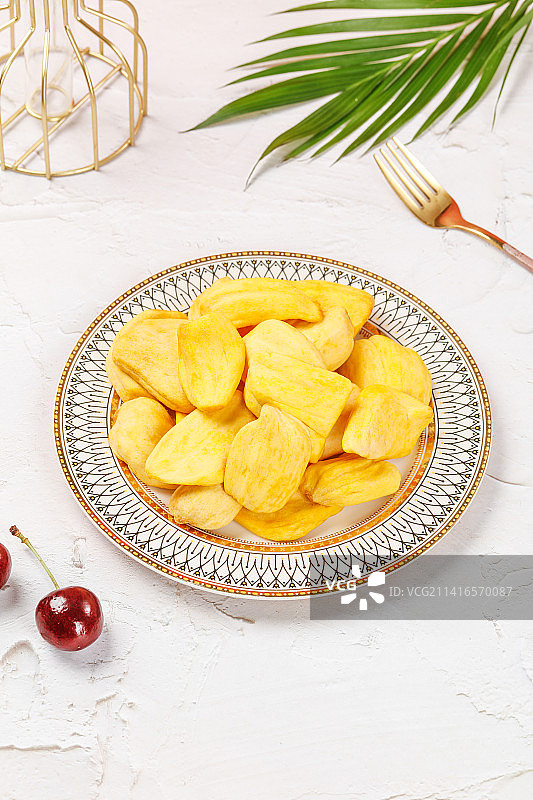 浅底上的菠萝蜜干图片素材