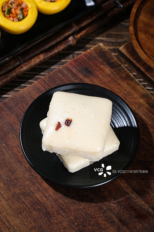 深底上的白糖发糕图片素材