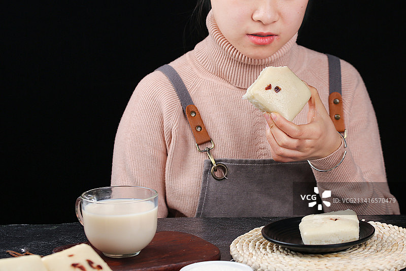 深底上的白糖发糕图片素材