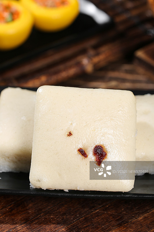 深底上的白糖发糕图片素材