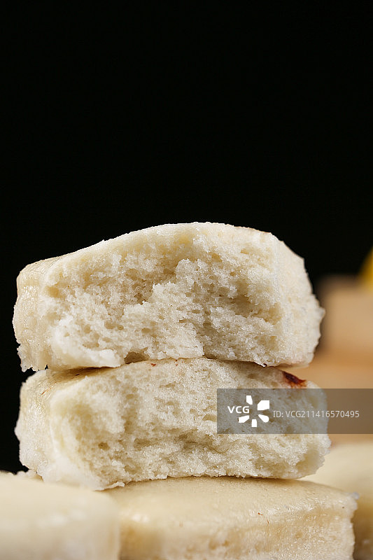 深底上的白糖发糕图片素材