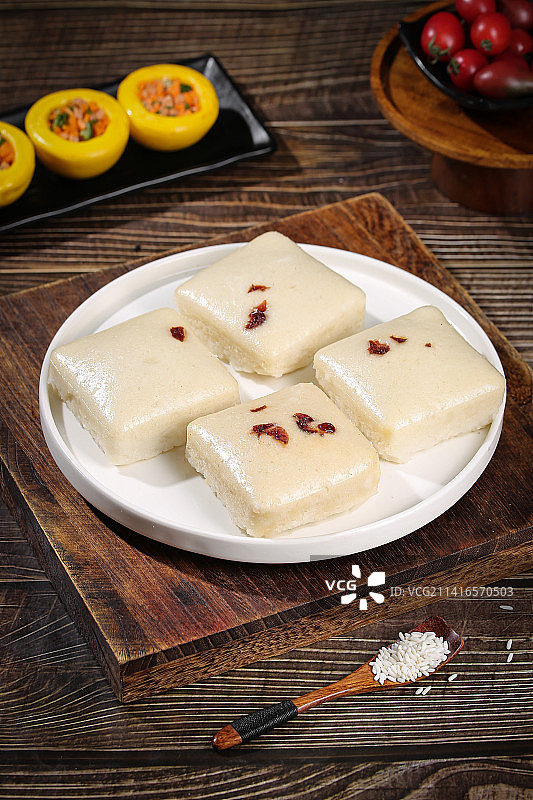 深底上的白糖发糕图片素材