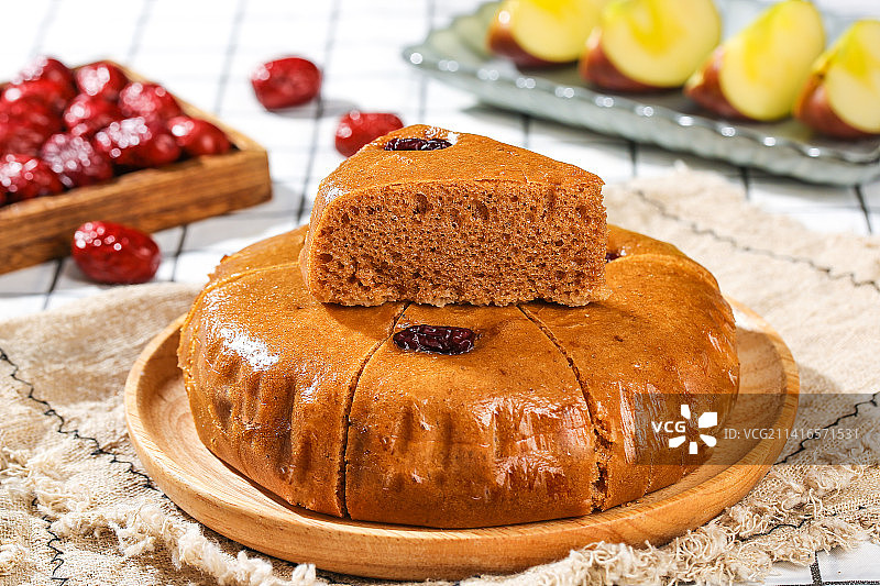 浅底上的红糖红枣发糕图片素材