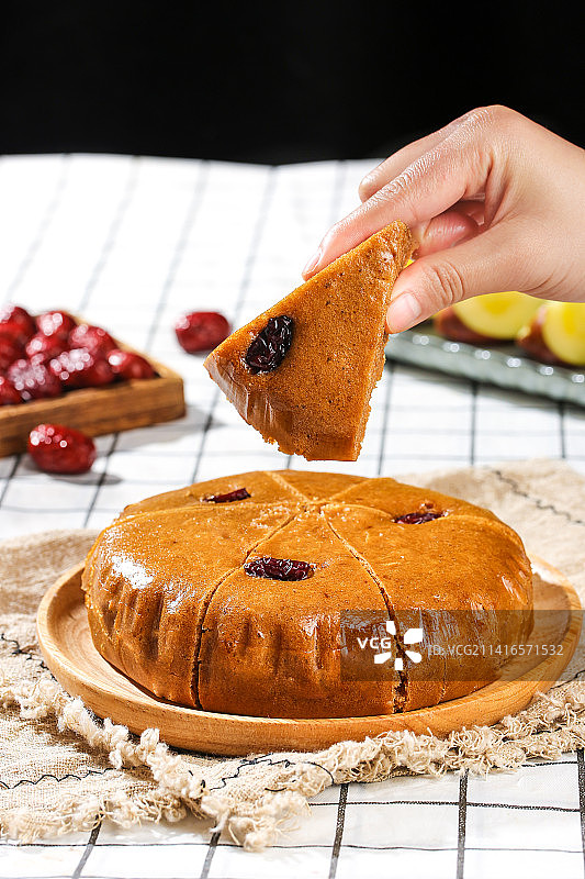 浅底上的红糖红枣发糕图片素材