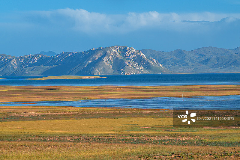 青海可可西里自然保护区的湖和道路图片素材