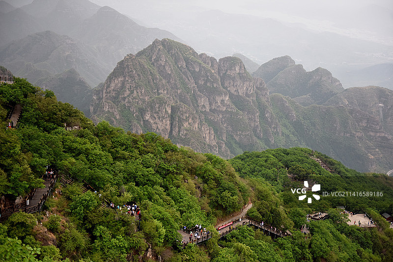 初夏时节，新绿初染河北保定狼牙山，犬牙交错的峰峦之间云雾缭绕，美丽壮观。图片素材