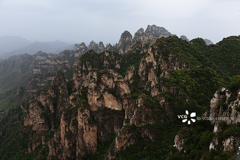 初夏时节，新绿初染河北保定狼牙山，犬牙交错的峰峦之间云雾缭绕，美丽壮观。图片素材