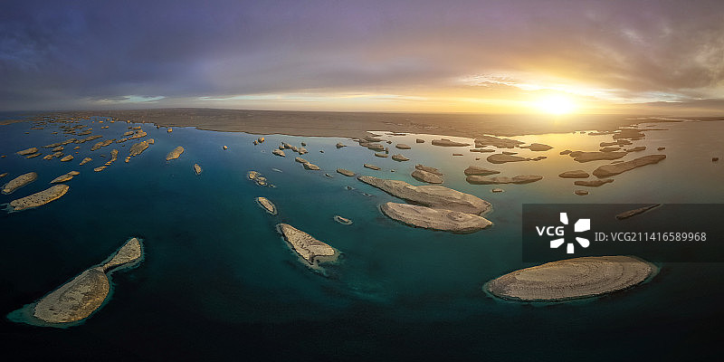 航拍青海水上雅丹地貌图片素材