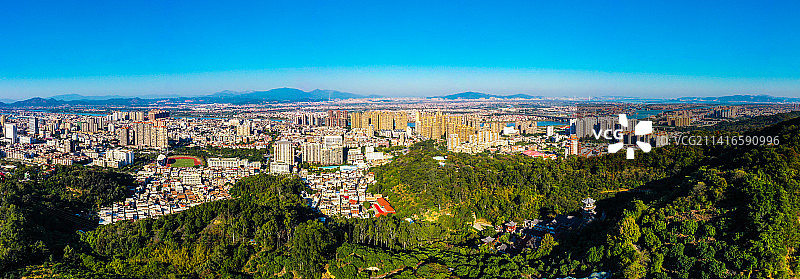 航拍壮丽的龙海县城。图片素材