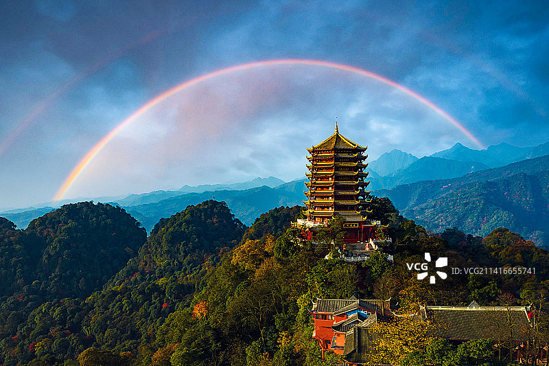 光环下的青城山图片素材