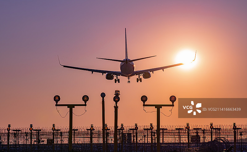 飞机在机场跑道前起飞降落逆光美景图片素材