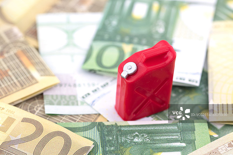 汽油价格油桶在纸币背景上图片素材