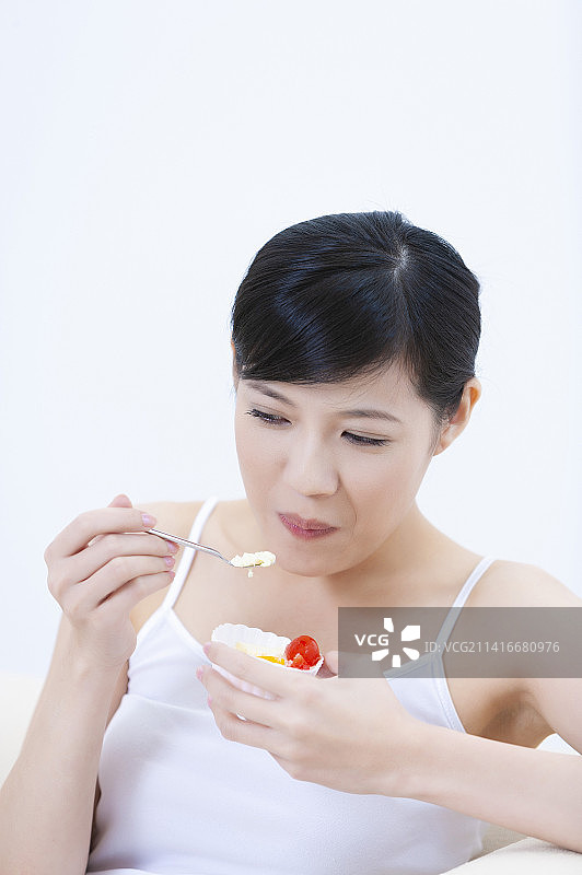 美女开心又满足的吃点心蛋糕图片素材