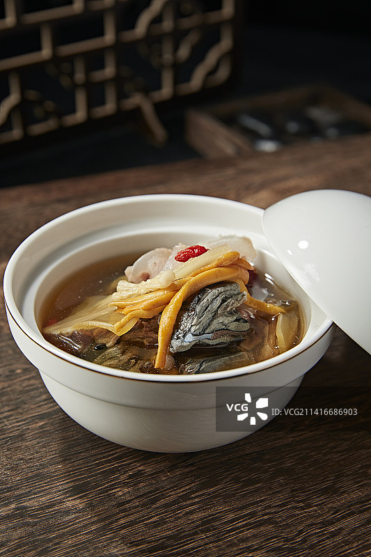 乌鸡虫草鹿鞭枸杞当归滋补汤图片素材