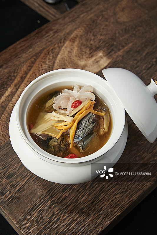 乌鸡虫草鹿鞭枸杞当归滋补汤图片素材