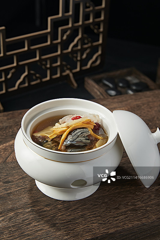 乌鸡虫草鹿鞭枸杞当归滋补汤图片素材