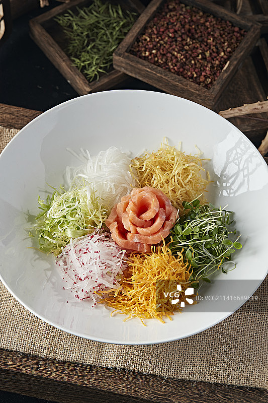 时蔬丝巧拌三文鱼刺身图片素材