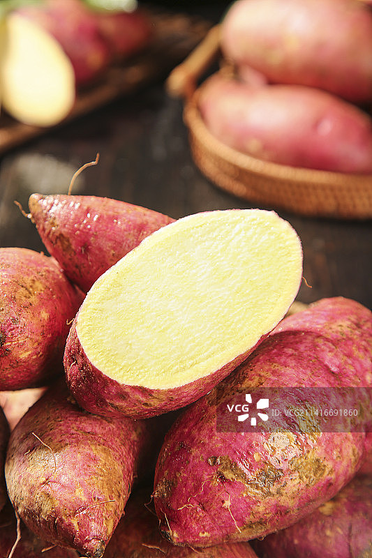 深底上的板栗红薯图片素材