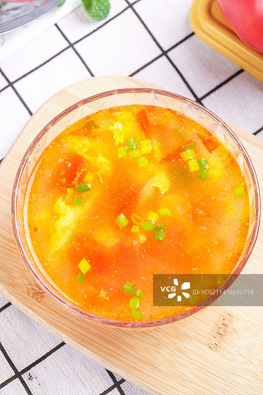 浅底上的番茄蛋汤图片素材