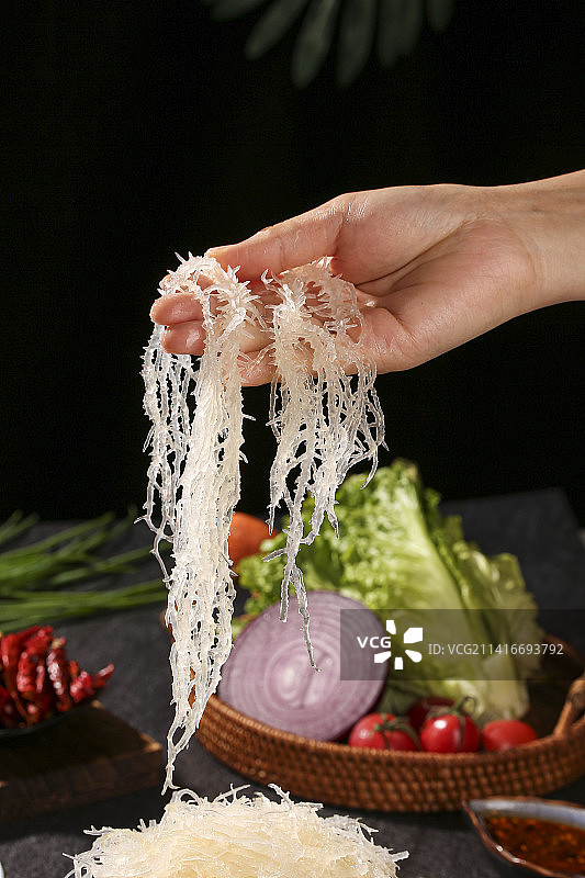 深底上的龙须菜图片素材