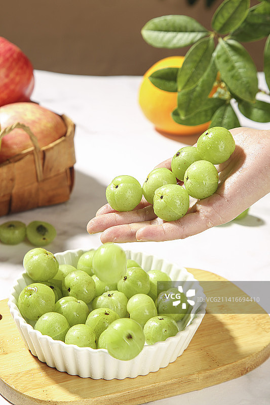 浅底上的油甘果图片素材