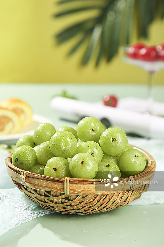 浅底上的油甘果图片素材