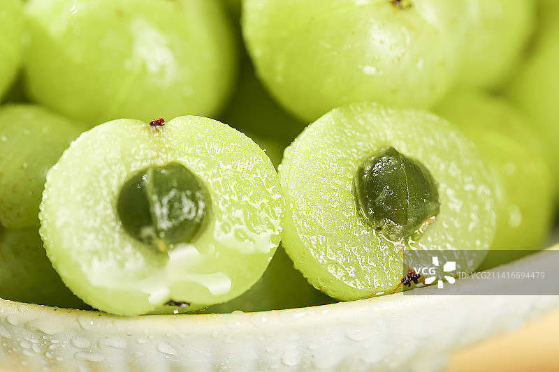 浅底上的油甘果图片素材