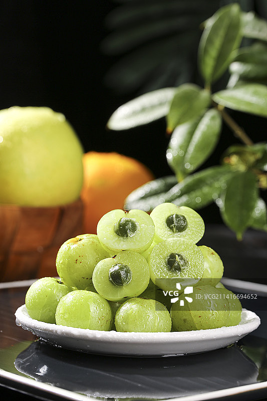 深底上的油甘果图片素材