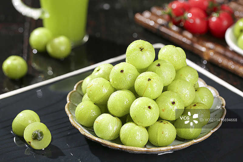 深底上的油甘果图片素材