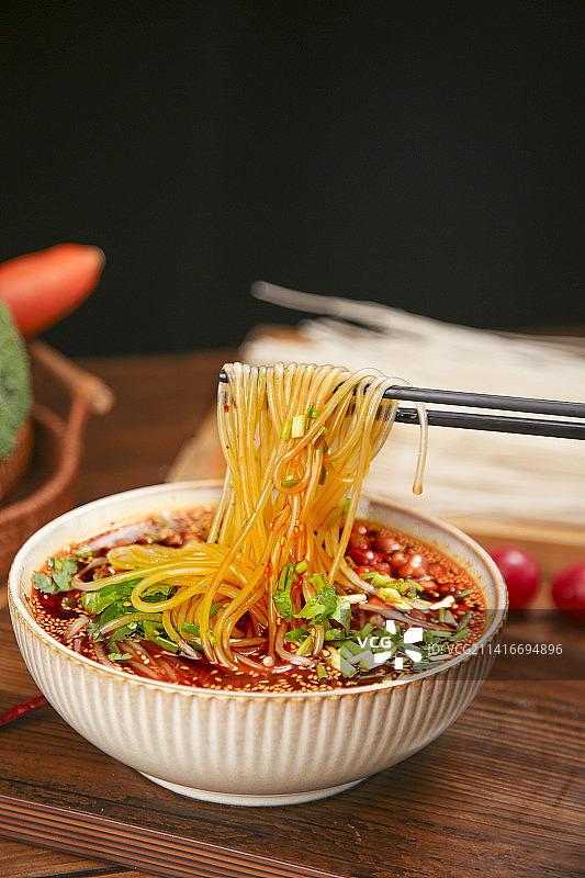 木底上的酸辣粉图片素材