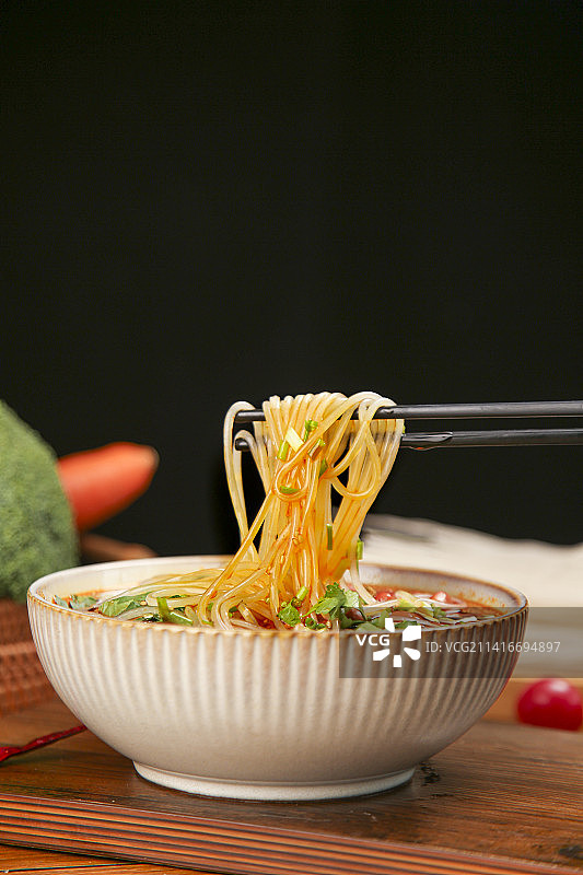 木底上的酸辣粉图片素材