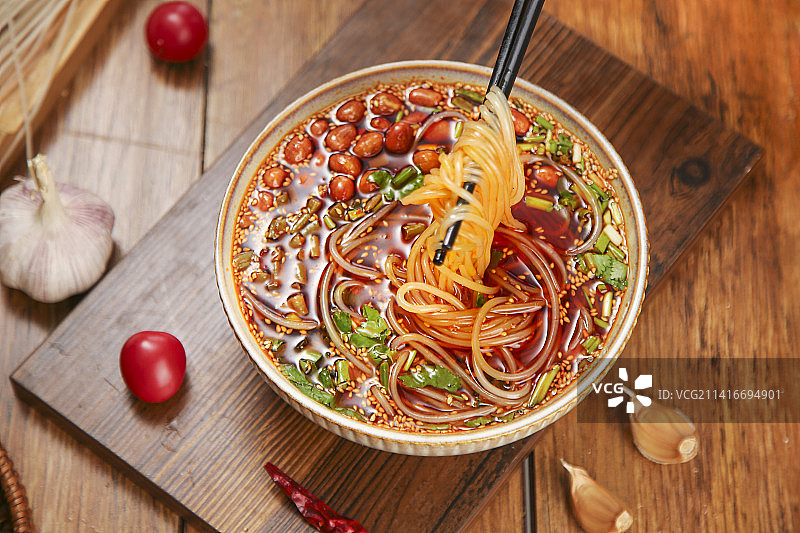 木底上的酸辣粉图片素材