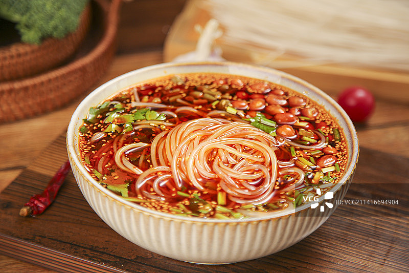 木底上的酸辣粉图片素材