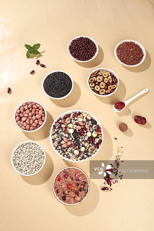 浅底上的腊八粥图片素材